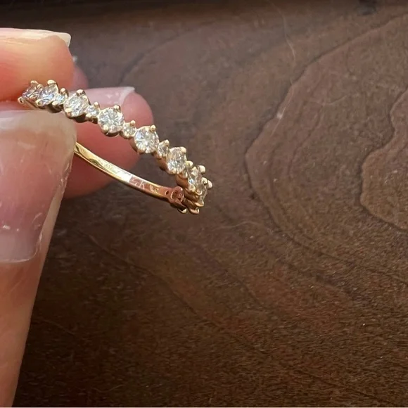 Elegant Gold Diamond Ring - Picture 6 of 9